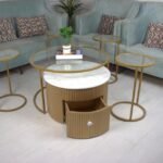 طقم طاولة لون ذهبي خشب مع 4 طاولات خدمة حديد سطح زجاج