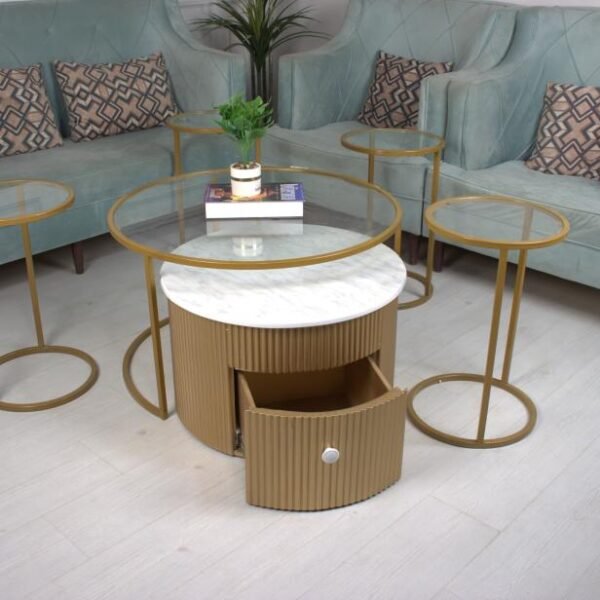 طقم طاولة لون ذهبي خشب مع 4 طاولات خدمة حديد سطح زجاج