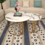 طقم طاوله حبتين مصنوعة من الحديد وسطح خشب شبيه الرخام