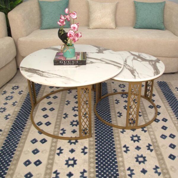 طقم طاوله حبتين مصنوعة من الحديد وسطح خشب شبيه الرخام