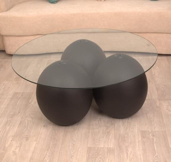 طاولة شكل كره رخام صناعي لون اسود سطح زجاج شفاف