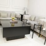 طقم طاولة خشب بني مع خدمات