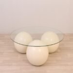 طاولة ضيافة شكل كور رخام ناعم بلون بيج وسطح زجاج