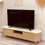 طاولة تلفزيون بسطح بديل الرخام وجوانب خشبية