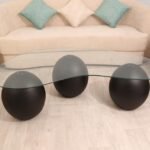 طاولة تقديم رخام صناعي  بشكل كرة لون أسود وسطح زجاج شفاف