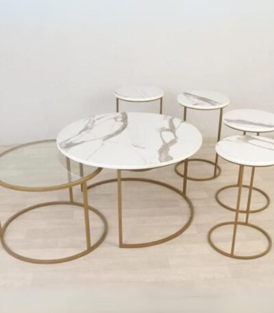 طقم طاولتين تقديم طعام مع 4 طاولات خدمة القاعدة حديد لون ذهبي والسطح خشب و زجاج