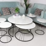 طقم طاولتين لون أسود مع 4 طاولات صغيرة خدمة بسطح خشب لون أبيض شبيه الرخام + زجاج