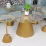 طقم طاولة لون ذهبي مع 4 طاولات صغيرة خدمة بسطح زجاجي