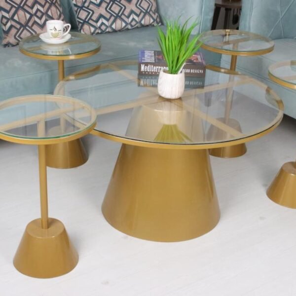 طقم طاولة لون ذهبي مع 4 طاولات صغيرة خدمة بسطح زجاجي