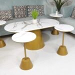 طقم طاولة كبيرة مع 4 طاولات خدمه السطح خشب شبيه الرخام والقاعدة حديد لون ذهبي