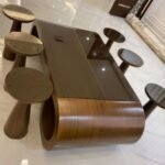 طاولة خشبية سطح زجاج أنيقة