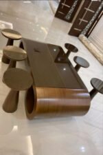 طاولة خشبية سطح زجاج أنيقة