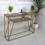 مدخل حديد سطح خشبي