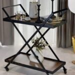 عربة تقديم لون اسود حديد بسطح خشبي