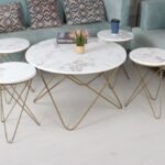 طقم طاولة لون ذهبي والسطح خشب أبيض شبيه الرخام مع 4 طاولات صغيرة خدمة