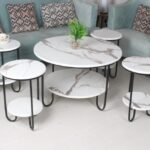 طقم طاولات خشب أبيض شبيه الرخام بقاعدة حديدة لون ذهبي 5 قطع