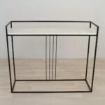 طاولة مدخل سطح خشب شبيه الرخام قاعدة حديد لون أسود لمعة