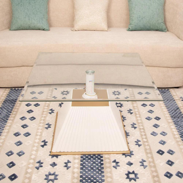 طاولة تقديم خدمة القاعدة ديكور خشب أبيض والسطح زجاج شفاف