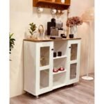 ركن كافي ابيض بسطح خشبي اربع نوافذ مربعه