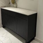 بوفيه خشب بسطح رخام مقاس 140 عمق 50 ارتفاع 90