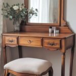 تسريحة مع مرايا وكرسي