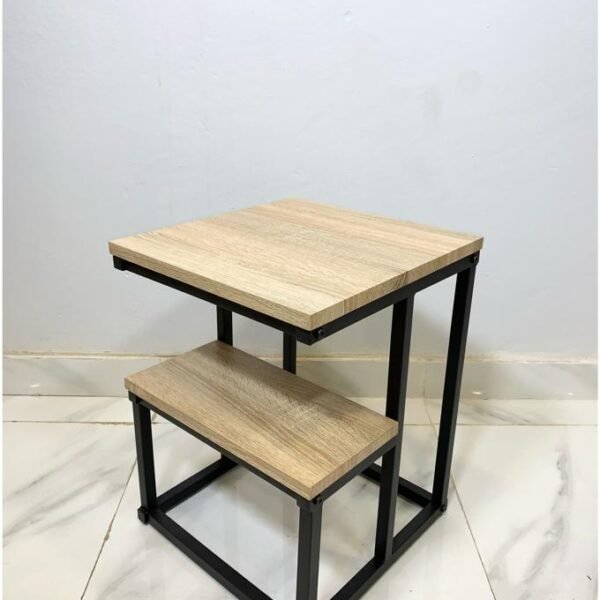 طاولة مفرد بتصميم عصري أنيق