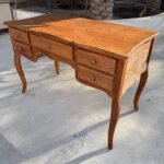 طاولة تزيين بتصميم كلاسيكي معتق